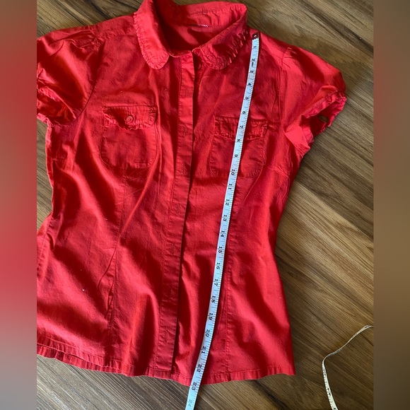 Dainty, light, button down short sleeve blouse. - Picture 6 of 6